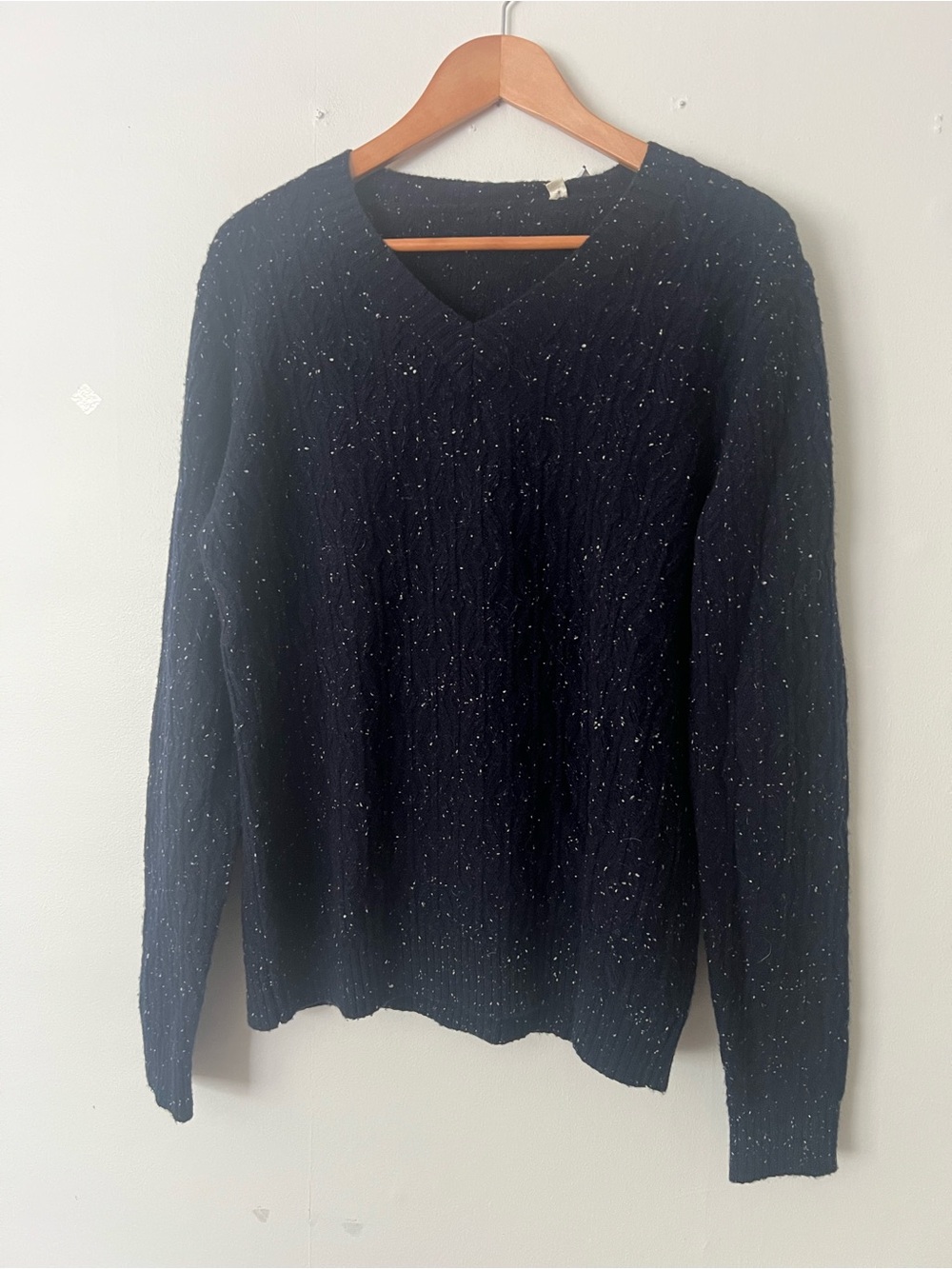 Classic Navy wool V-Neck Sweater, size, large, autumn wear cozy, casual chic